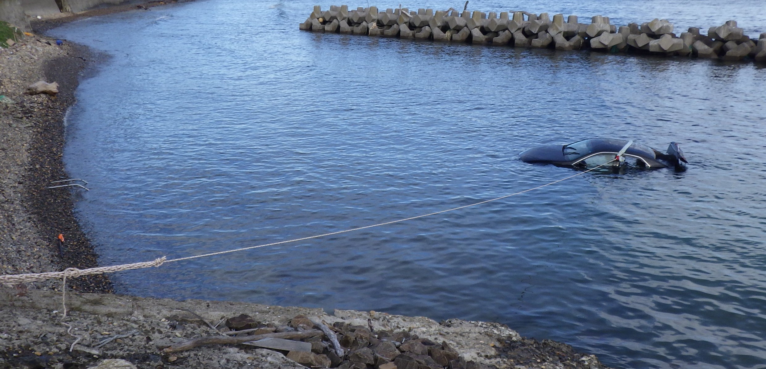 海に突っ込んだ車(提供:北海道警)
