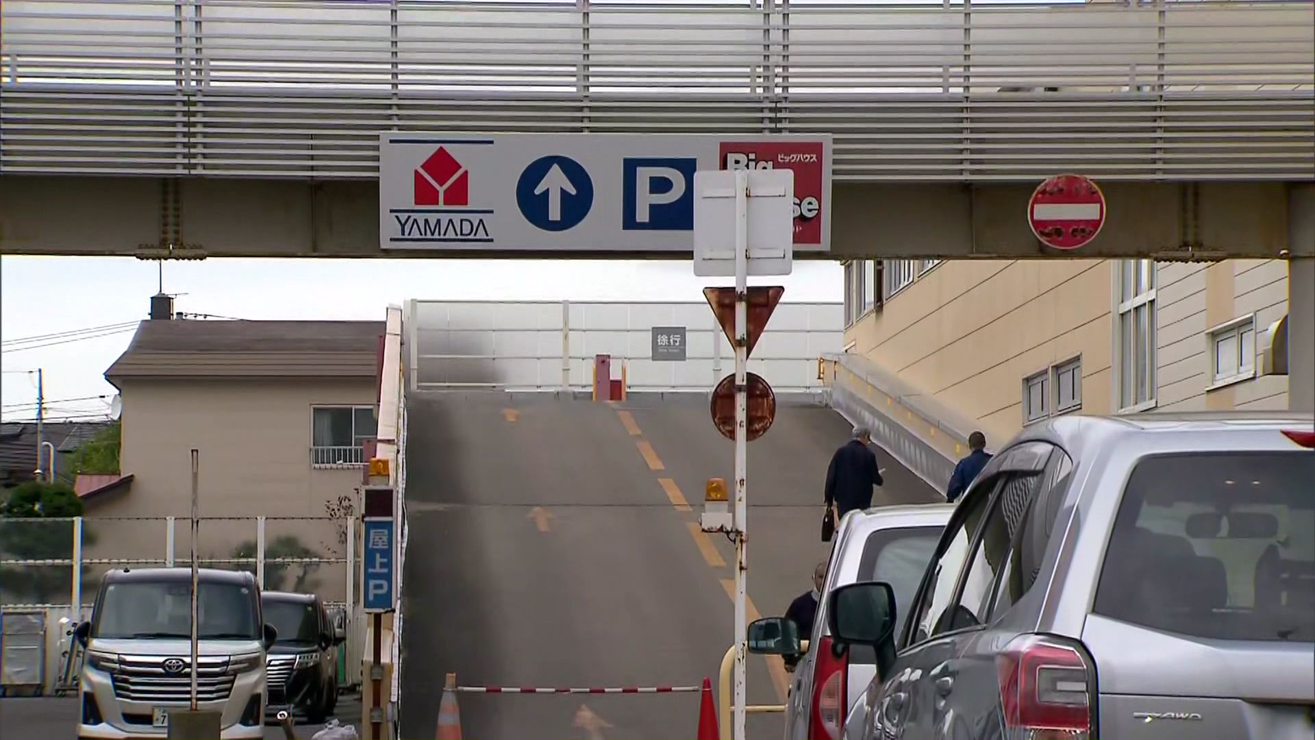 屋上駐車場から店内に転落したとみられる