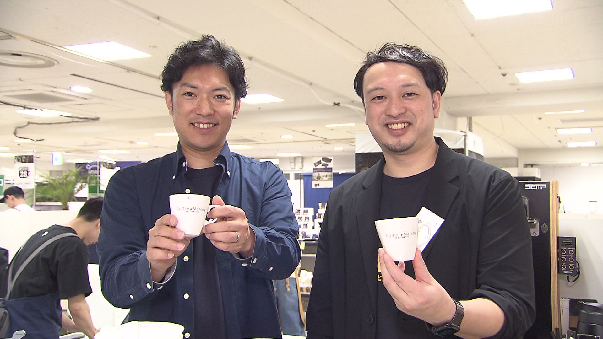 「SAZA COFFEE」の2人（左から飯高さん、本間さん）