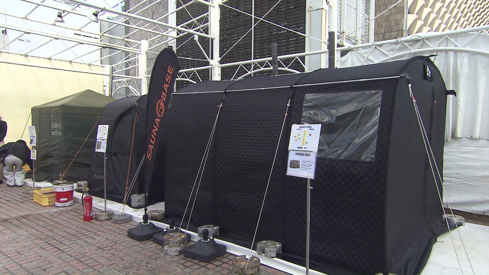 屋上に様々なタイプのテントサウナが設置
