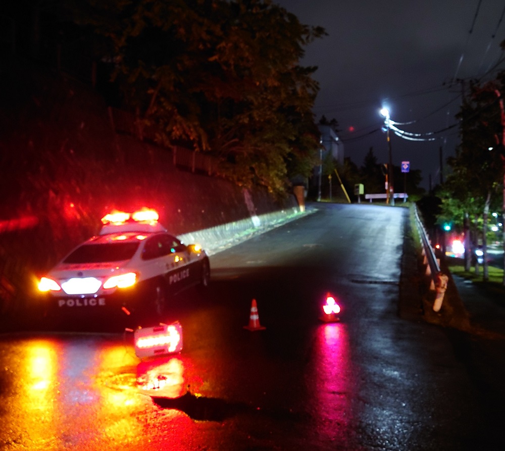 クマが出没した現場　警察による警戒が続いている（9日午後10時15分）