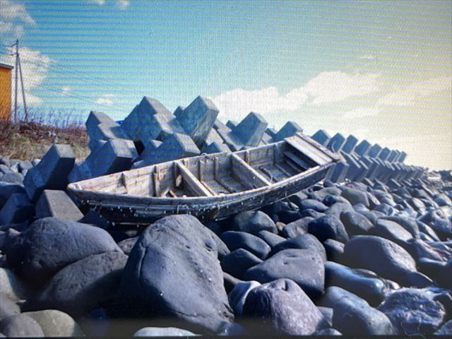 利尻島に漂着した木造船（提供：稚内海上保安部）