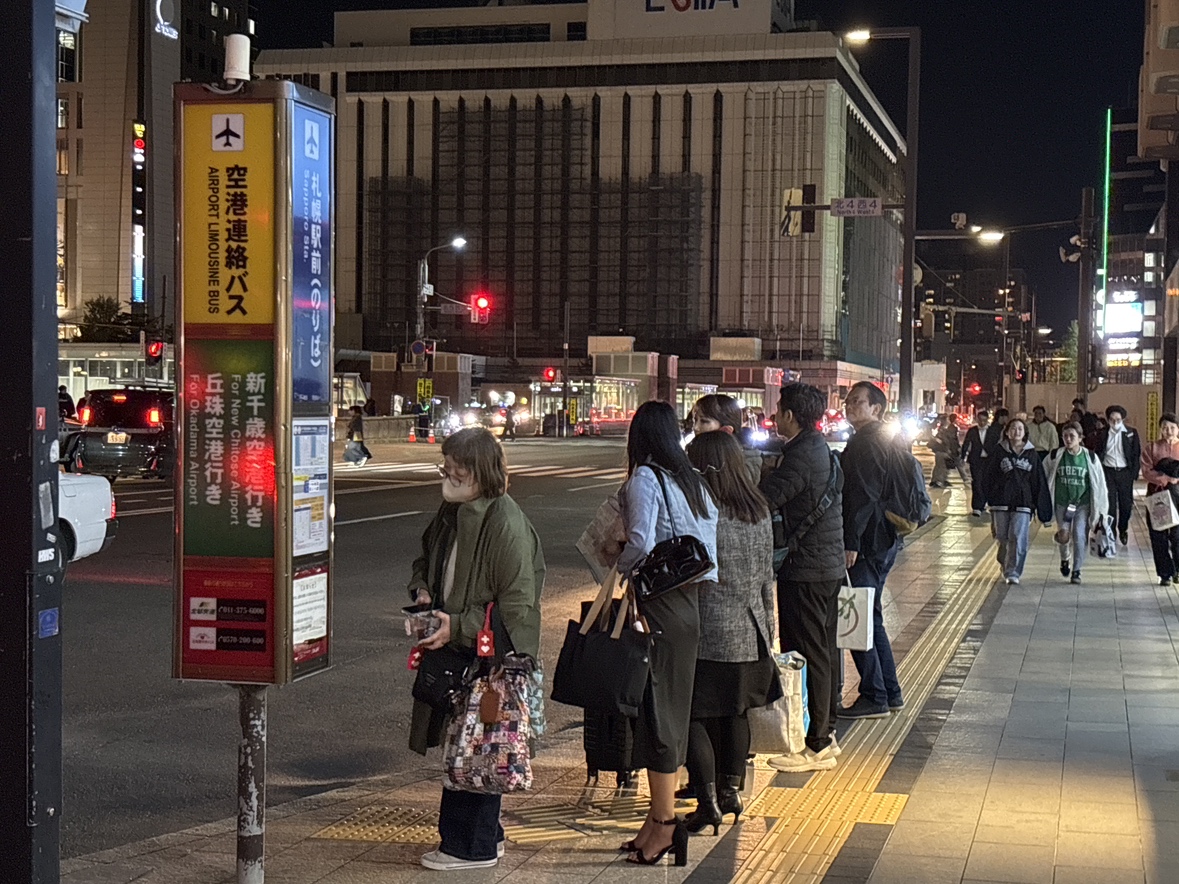 空港行のバスを待つ観光客ら　タクシーに乗り換えた人も