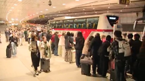 バス乗り場には長い列が（新千歳空港）