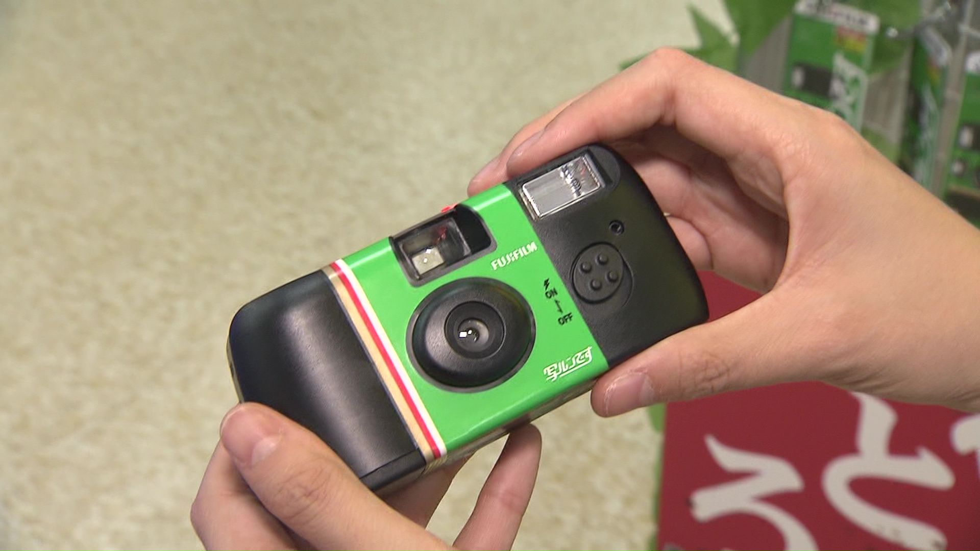 使い捨てカメラも解像度の低さが逆に雰囲気があって良いと若者に人気