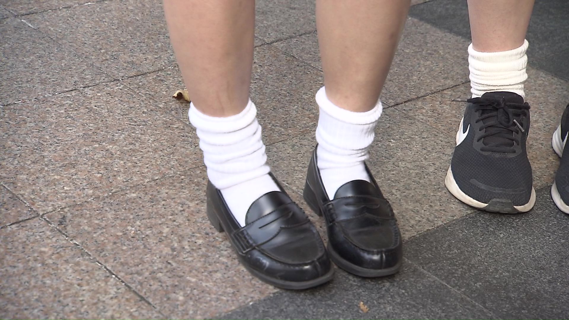 今女子高生に人気なのが1990年代のトレンド「ルーズソックス」
