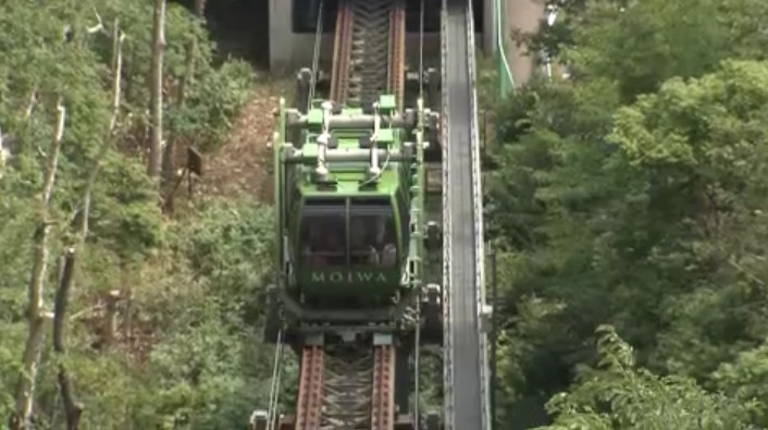 札幌もいわ山ロープウェイのミニケーブルカー(8月の再開時)