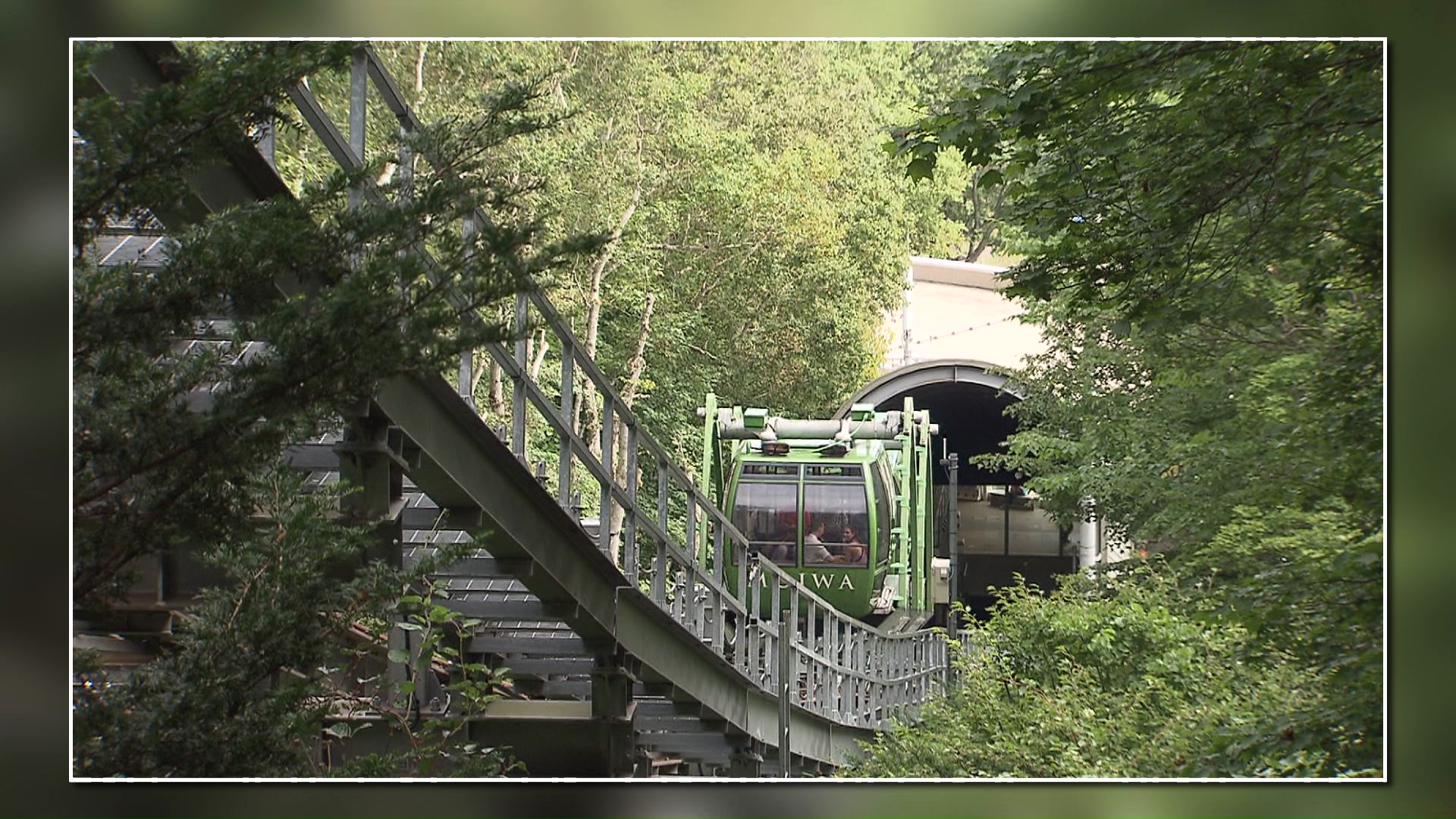 運行時のロープウェイ