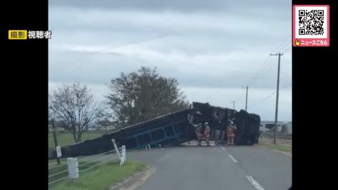 横転したトレーラー（撮影：視聴者）