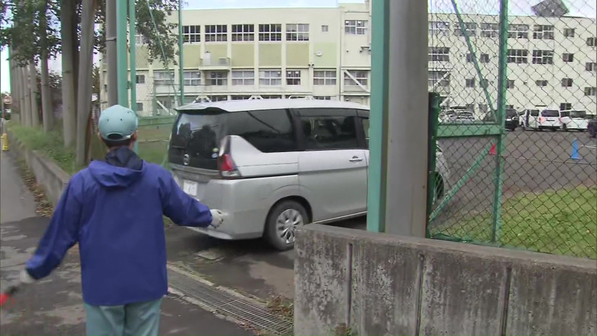 子どもを迎えに来る保護者