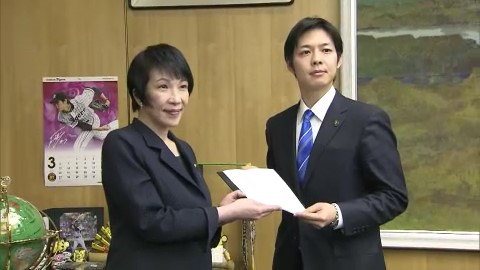 夕張市長時代に当時の高市総務相に再生計画の見直しを求める報告書を手渡す鈴木知事(2016年3月)