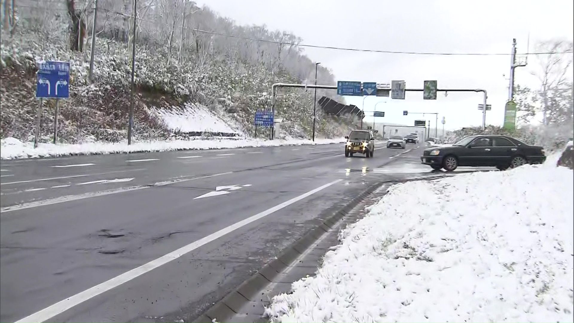 雪で路肩一面が真っ白になった中山峠