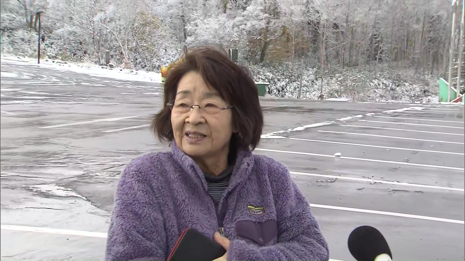 「スタッドレスはいてきました」と話す女性