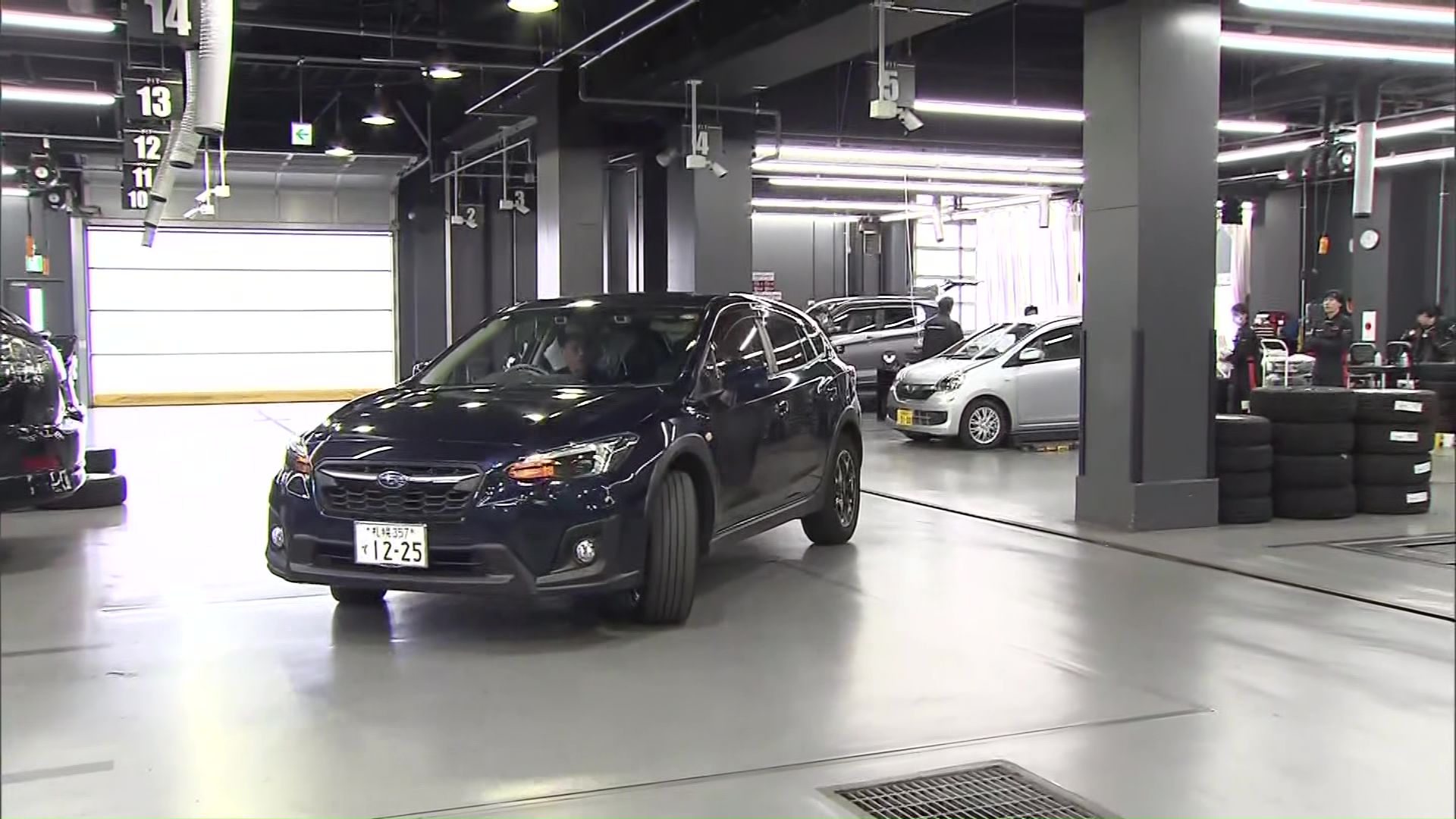 自動車用品店はタイヤ交換で混雑