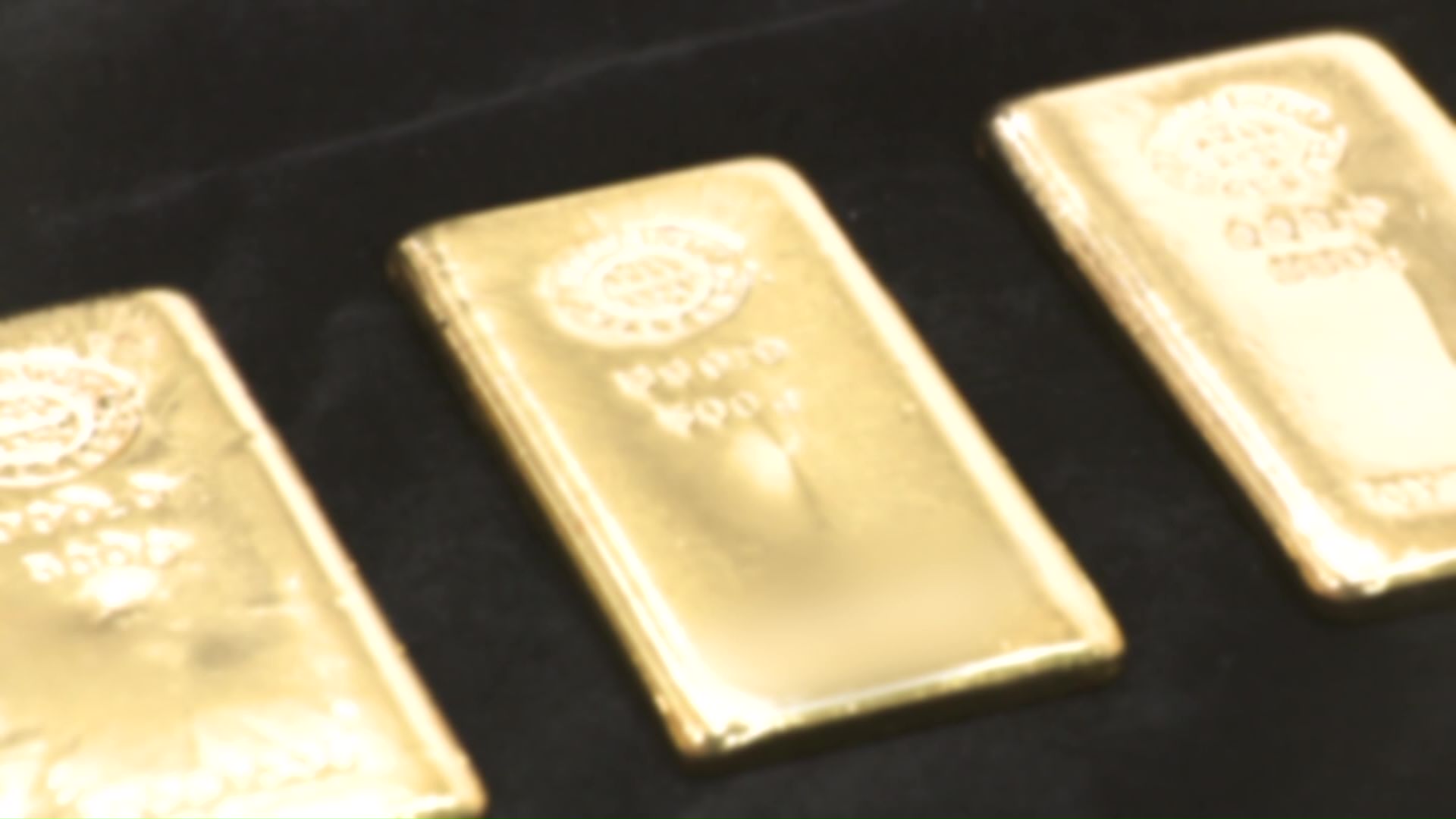 男性は金の投資をしていることが判明