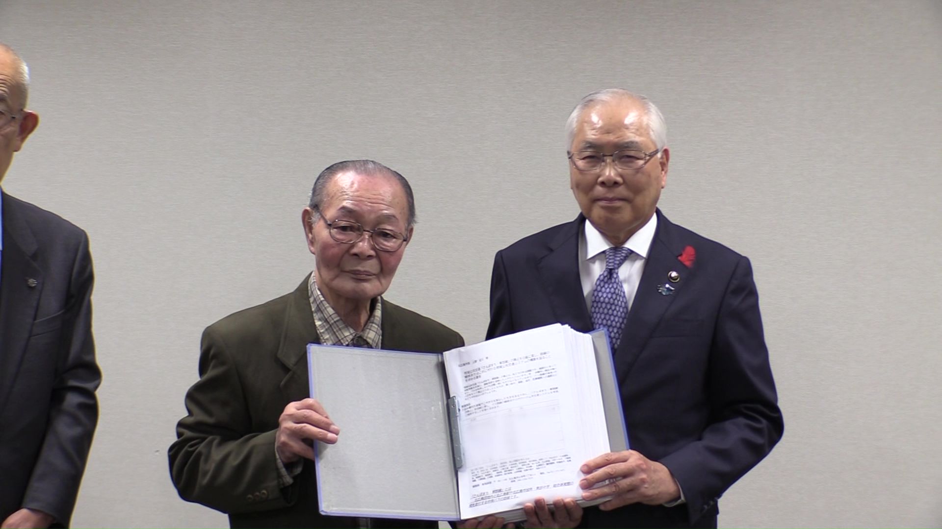 署名を受け取る様子