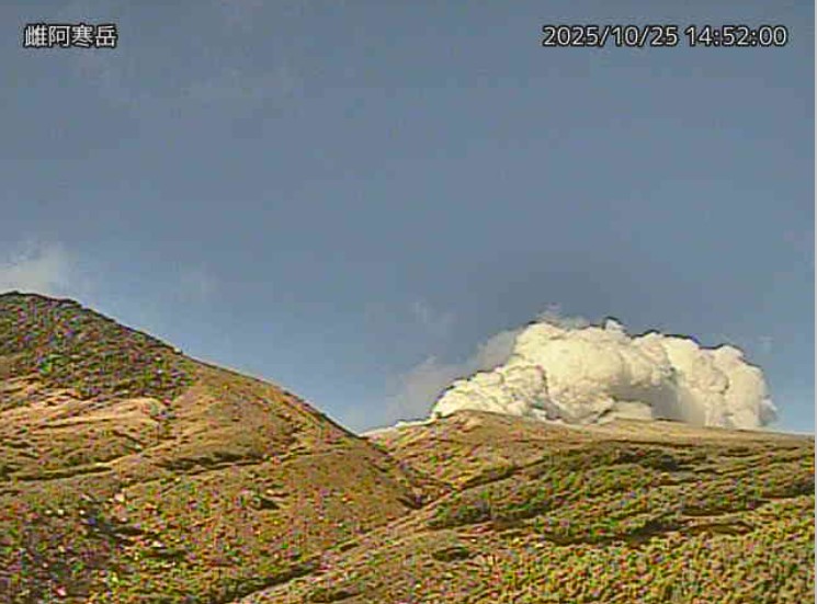 気象庁の監視カメラ(雌阿寒岳午後2時52分ごろ)