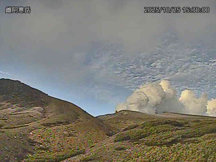 気象庁の監視カメラ(雌阿寒岳午後3時30分ごろ)