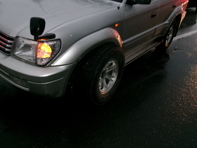 左前のタイヤが外れた車(提供:北海道警)