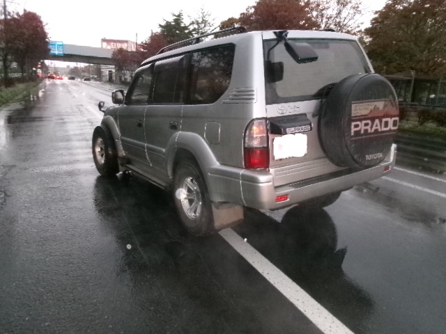 左前のタイヤが外れた車(提供:北海道警)