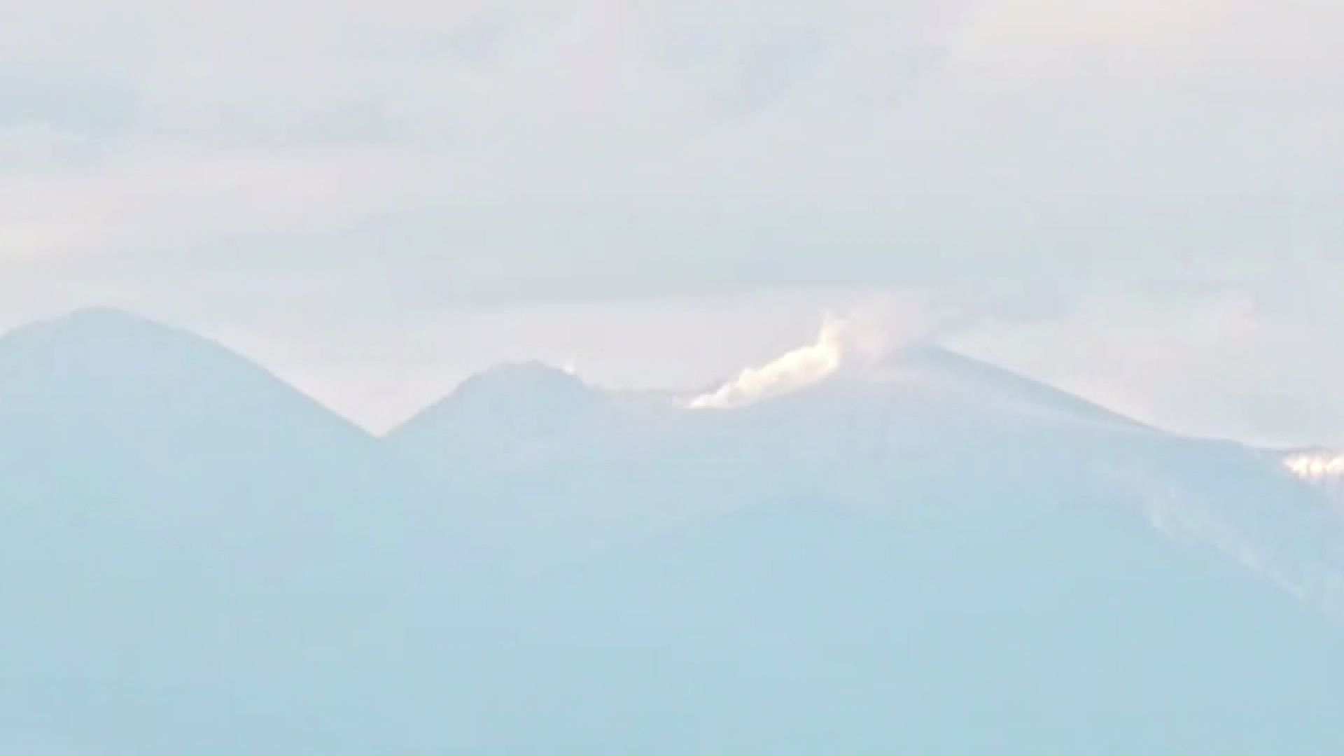 地震の12時間後に雌阿寒岳で小規模な噴火が発生