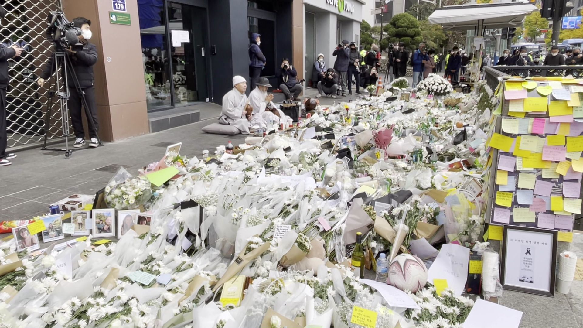 日本人2人を含む159人が犠牲になった雑踏事故の現場