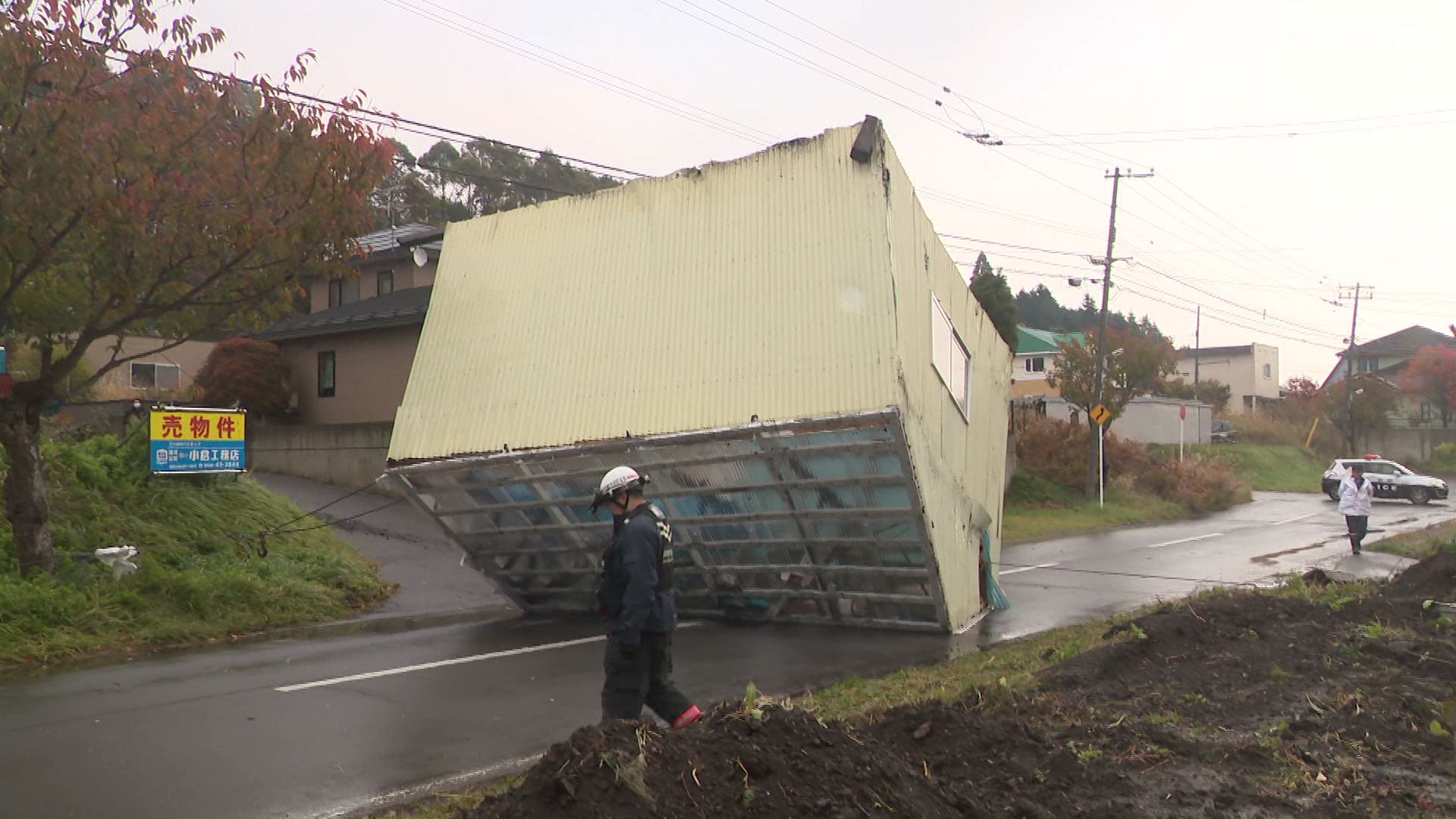 強風により飛ばされた住宅の物置