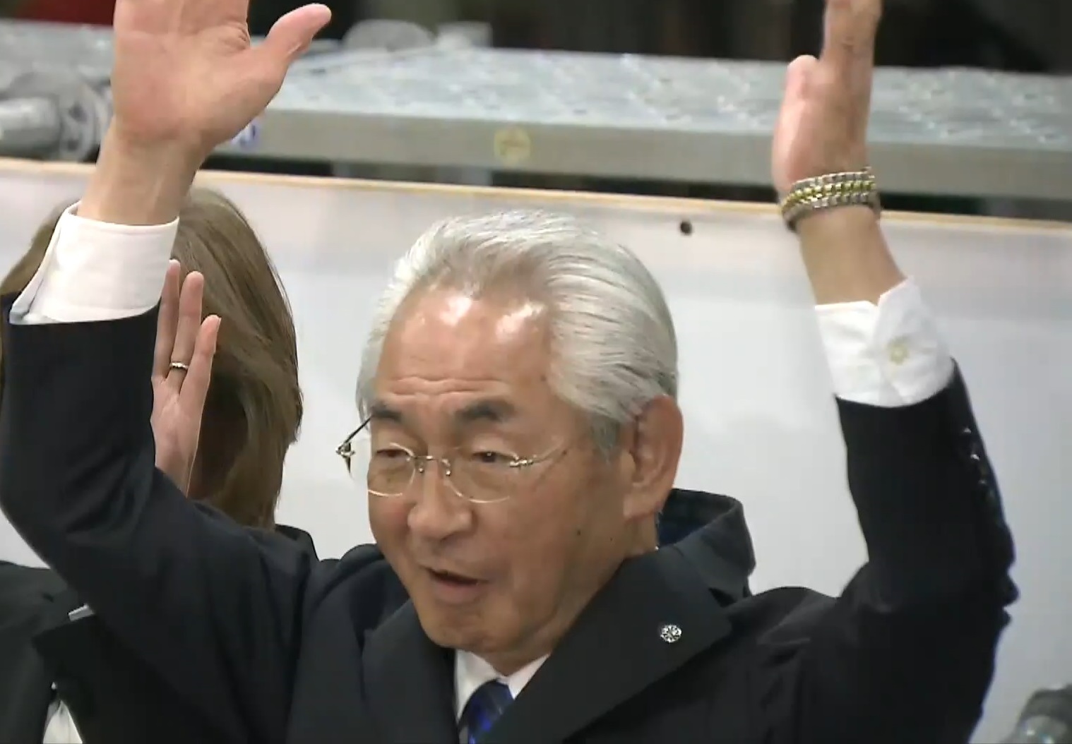 バンザイする片岡氏