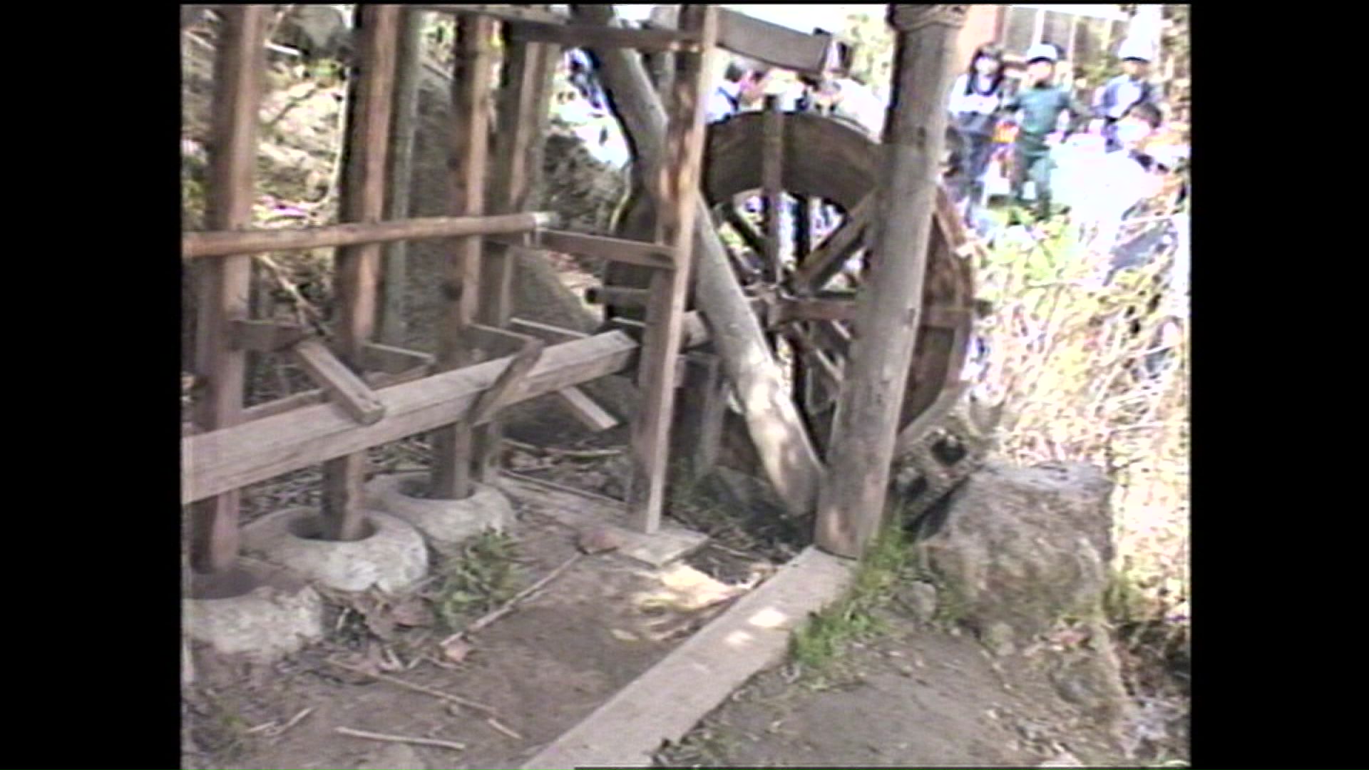 旭小学校に復元された水車小屋（1982年）