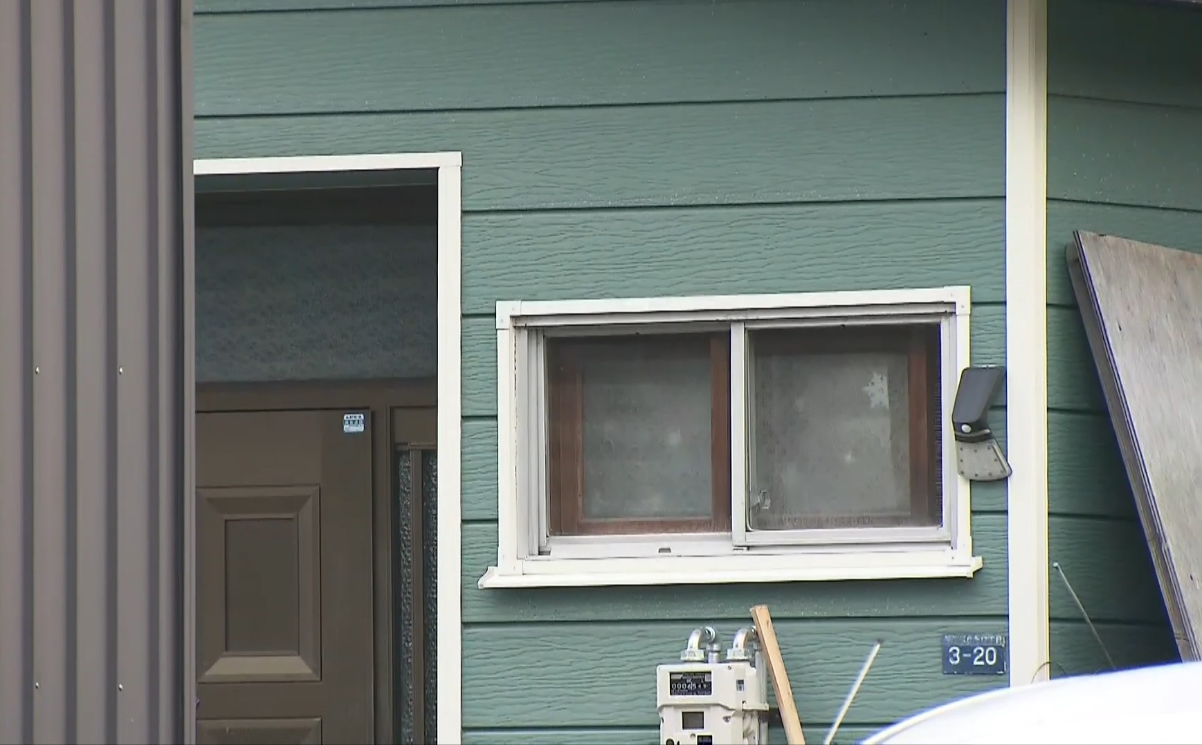 男女3人が倒れているのがみつかった住宅