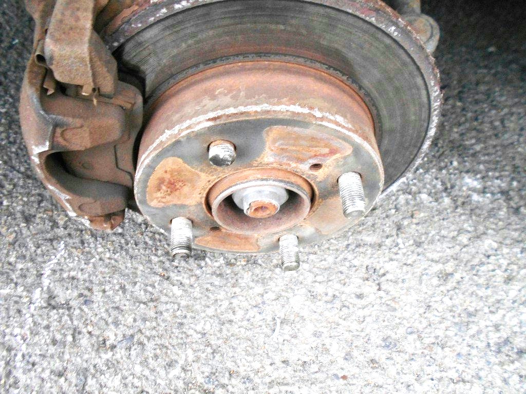 左前のタイヤが外れた軽乗用車（提供：北海道警）