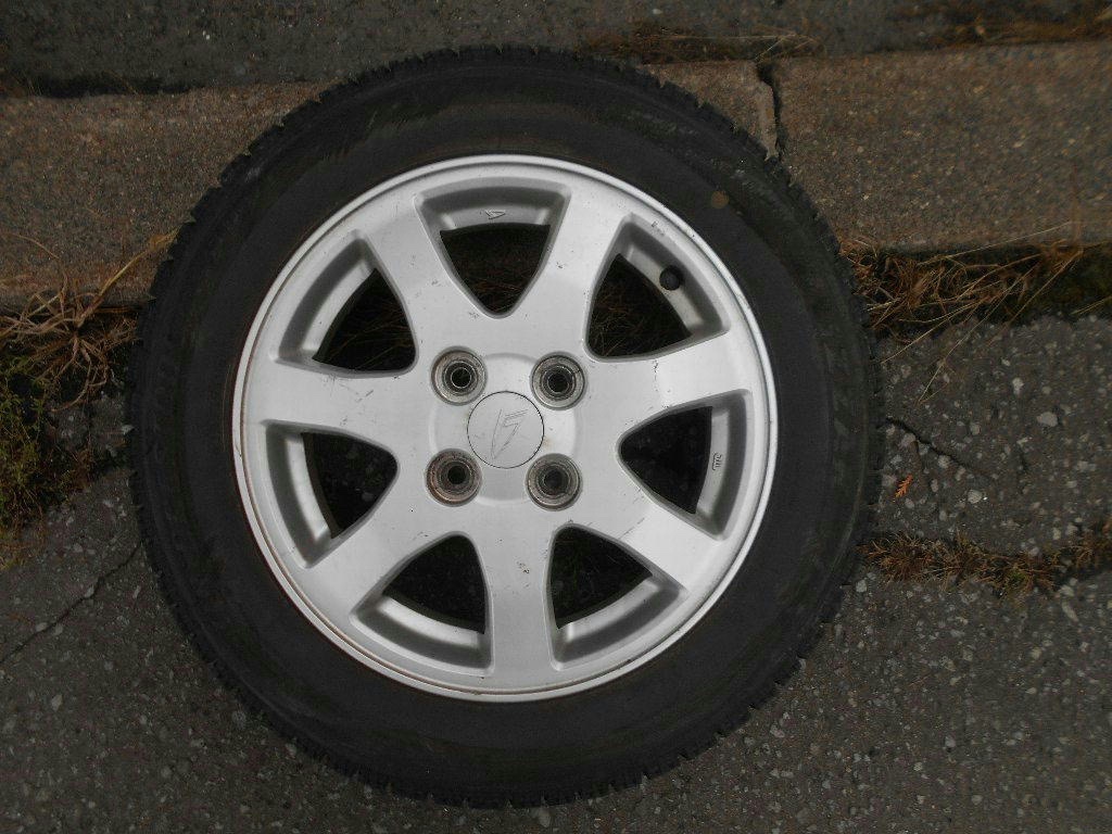 軽乗用車から外れ住宅に突っ込んだタイヤ(提供:北海道警)