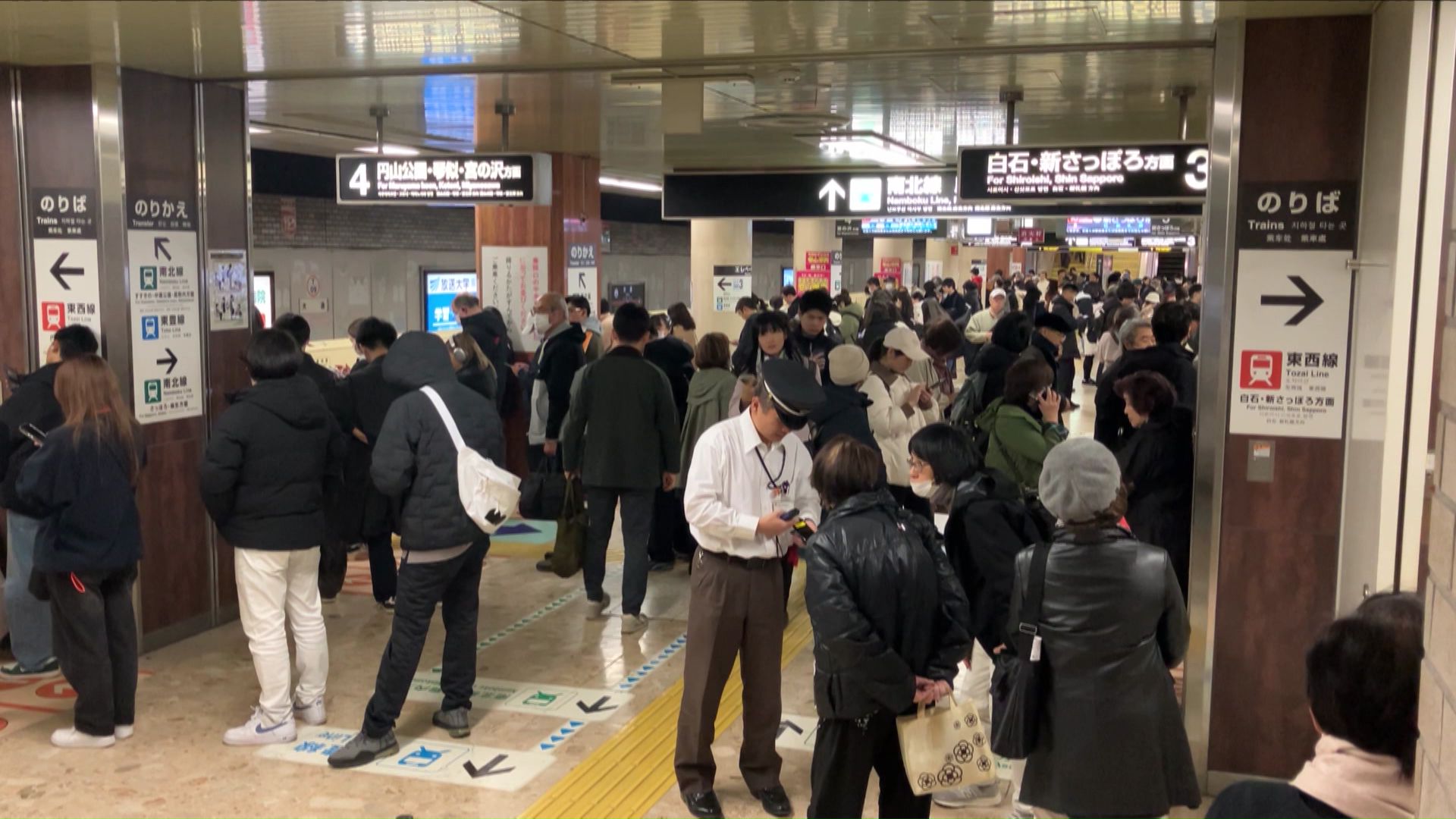 多く時の乗客がとどまりホームは混雑（提供：視聴者）