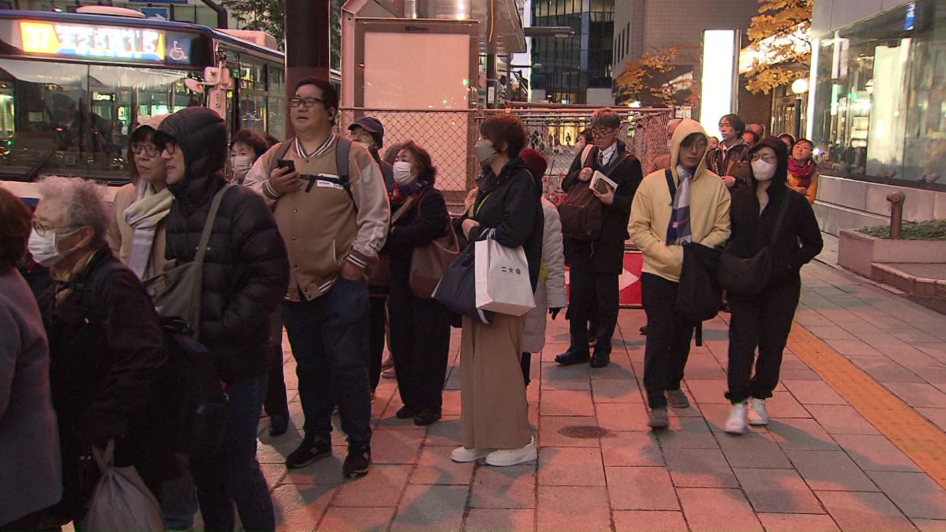 バス亭には行列が