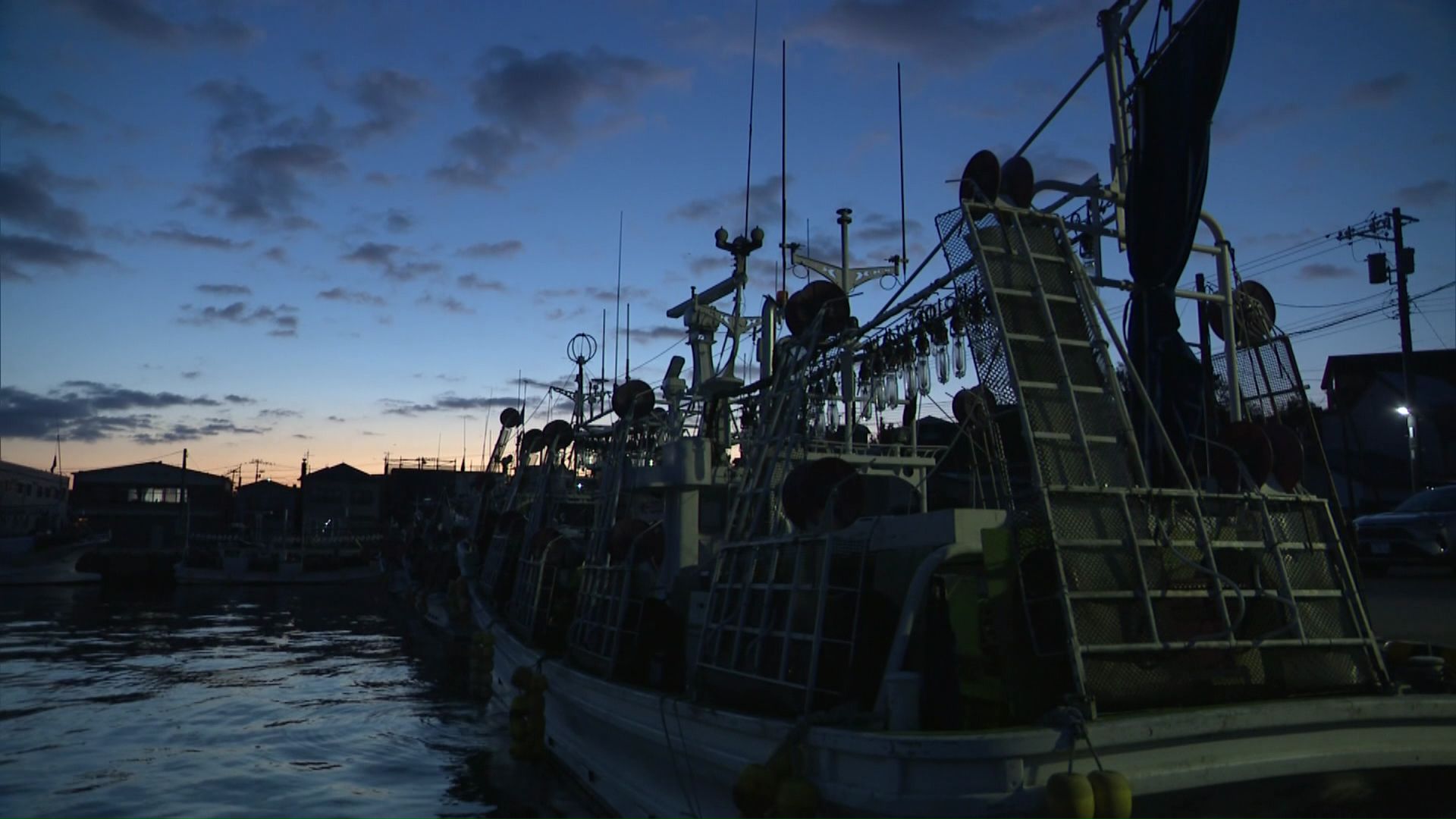 函館港に係留されたままのイカ釣り漁船