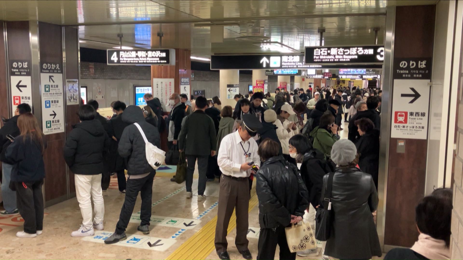 東西線のホームにはたくさんの人が（提供：視聴者）