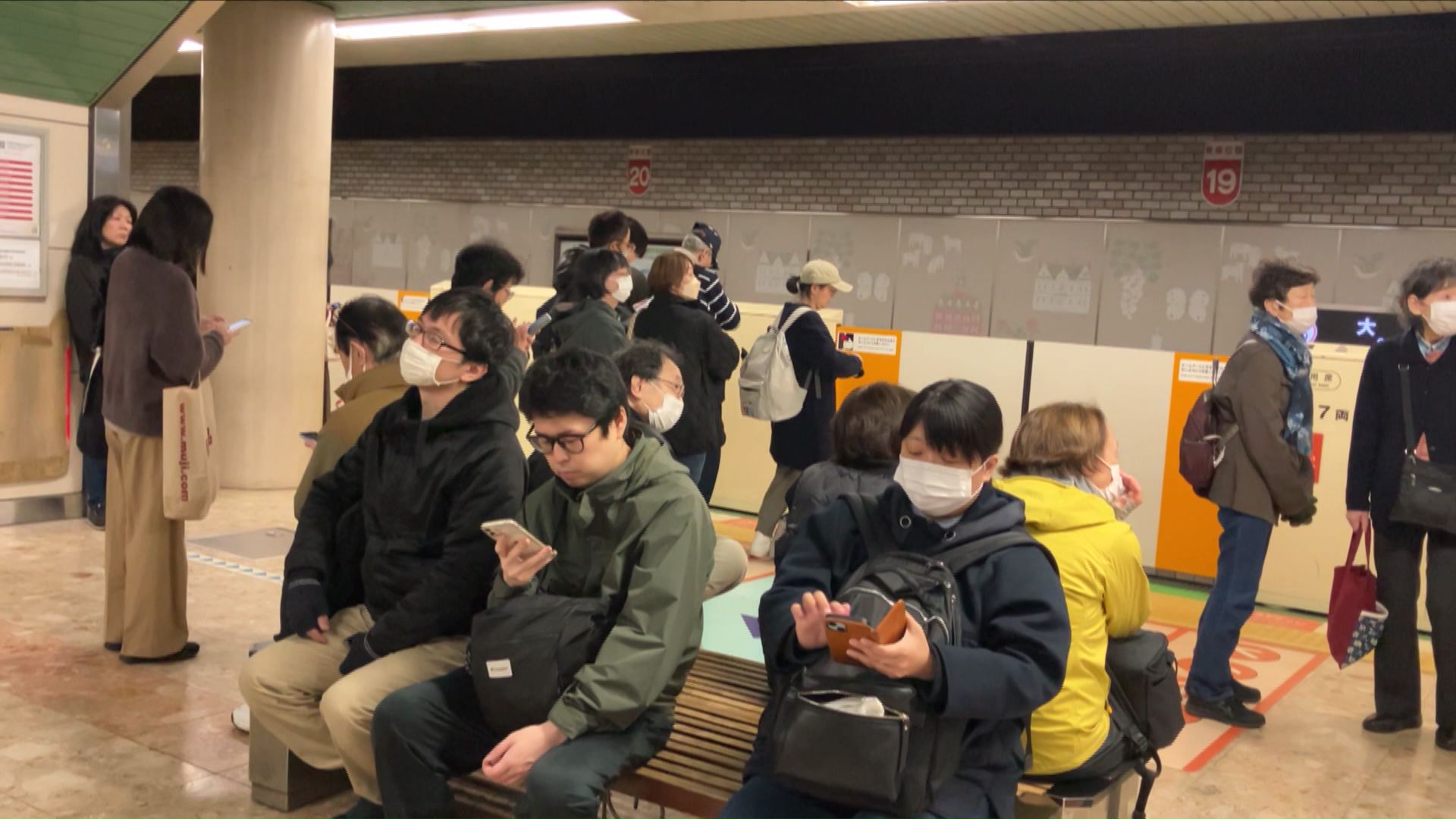 東西線ホームには再開を待つ人々の姿(提供:視聴者)