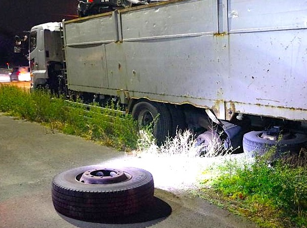 タイヤがはずれた車両（提供：道警）