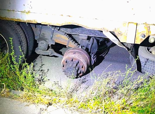 タイヤがはずれた左後輪部分（提供：道警）