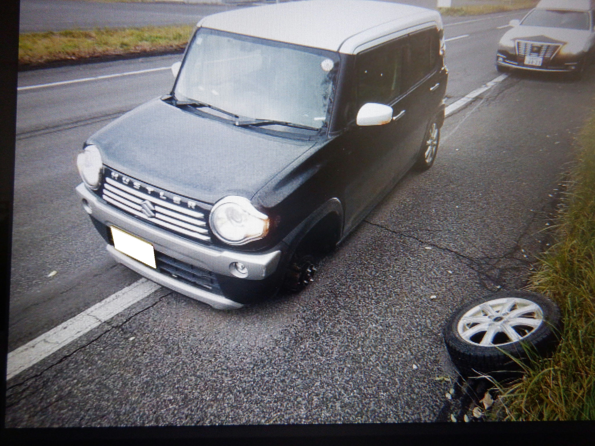 タイヤが外れた車(提供:北海道警)