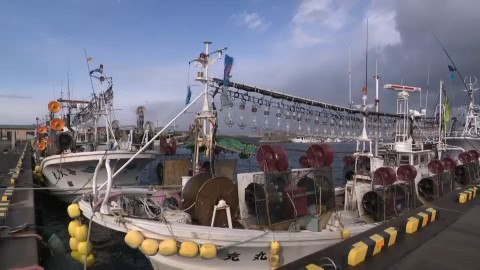 午前中はしけで出漁見送りに