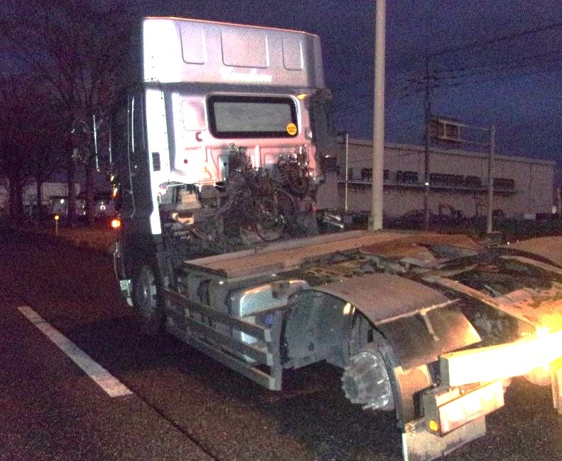 タイヤが外れた車(提供:道警)