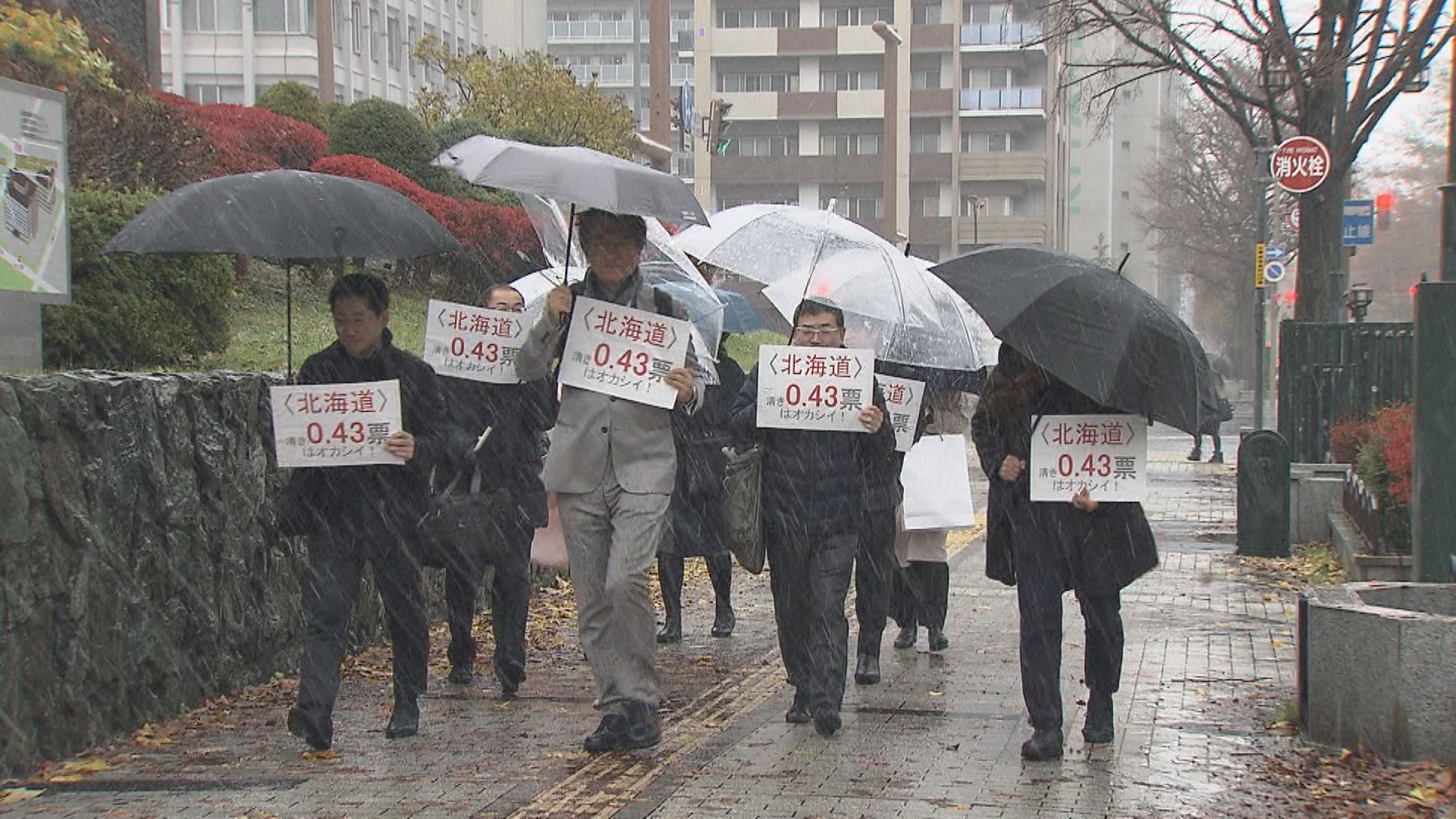 裁判所に向かう原告弁護団