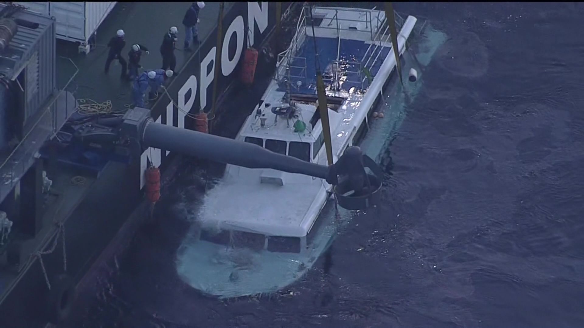 引き揚げられた「KAZU1(カズワン)」