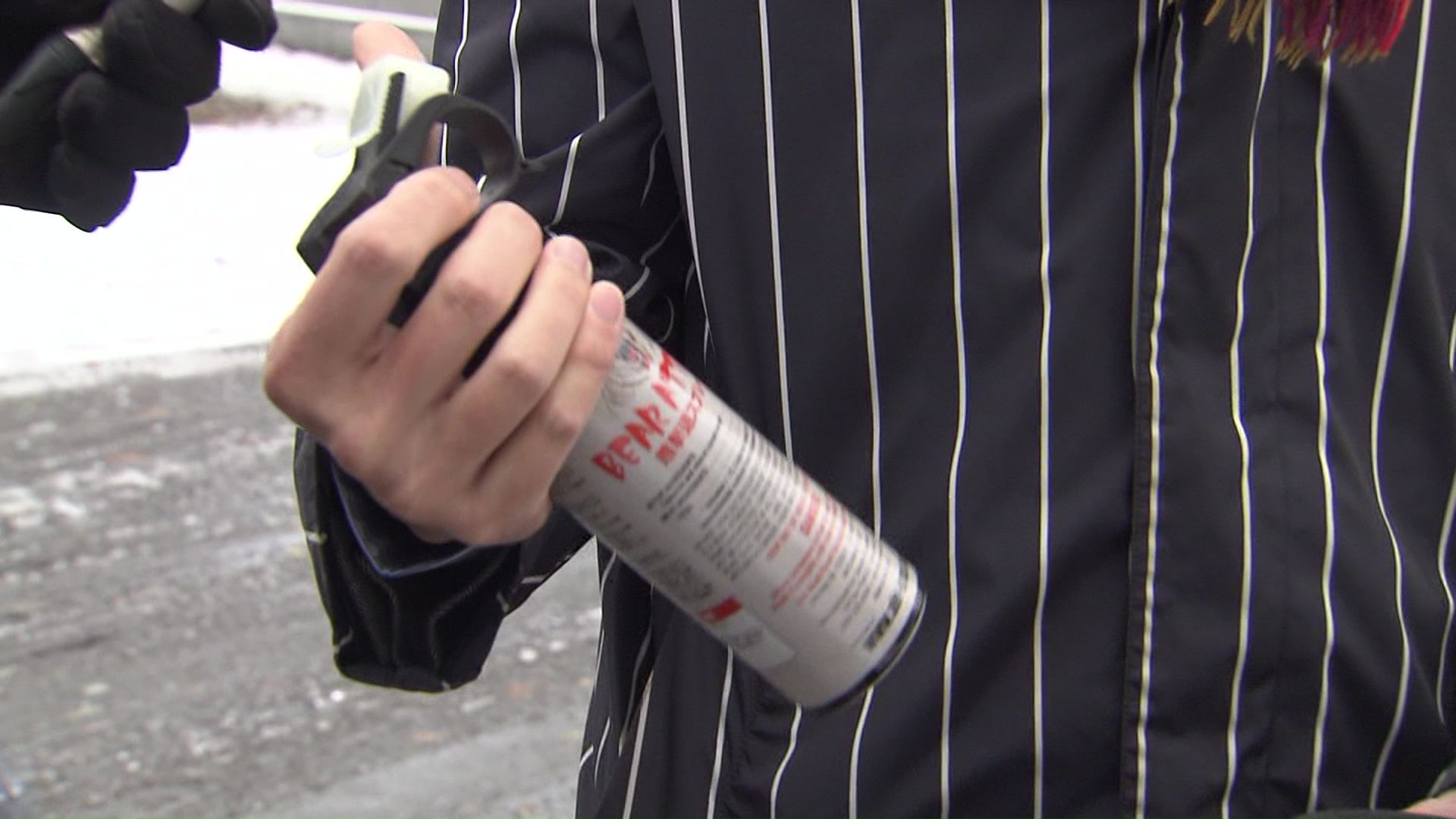 クマよけスプレーを持ち歩く住民も