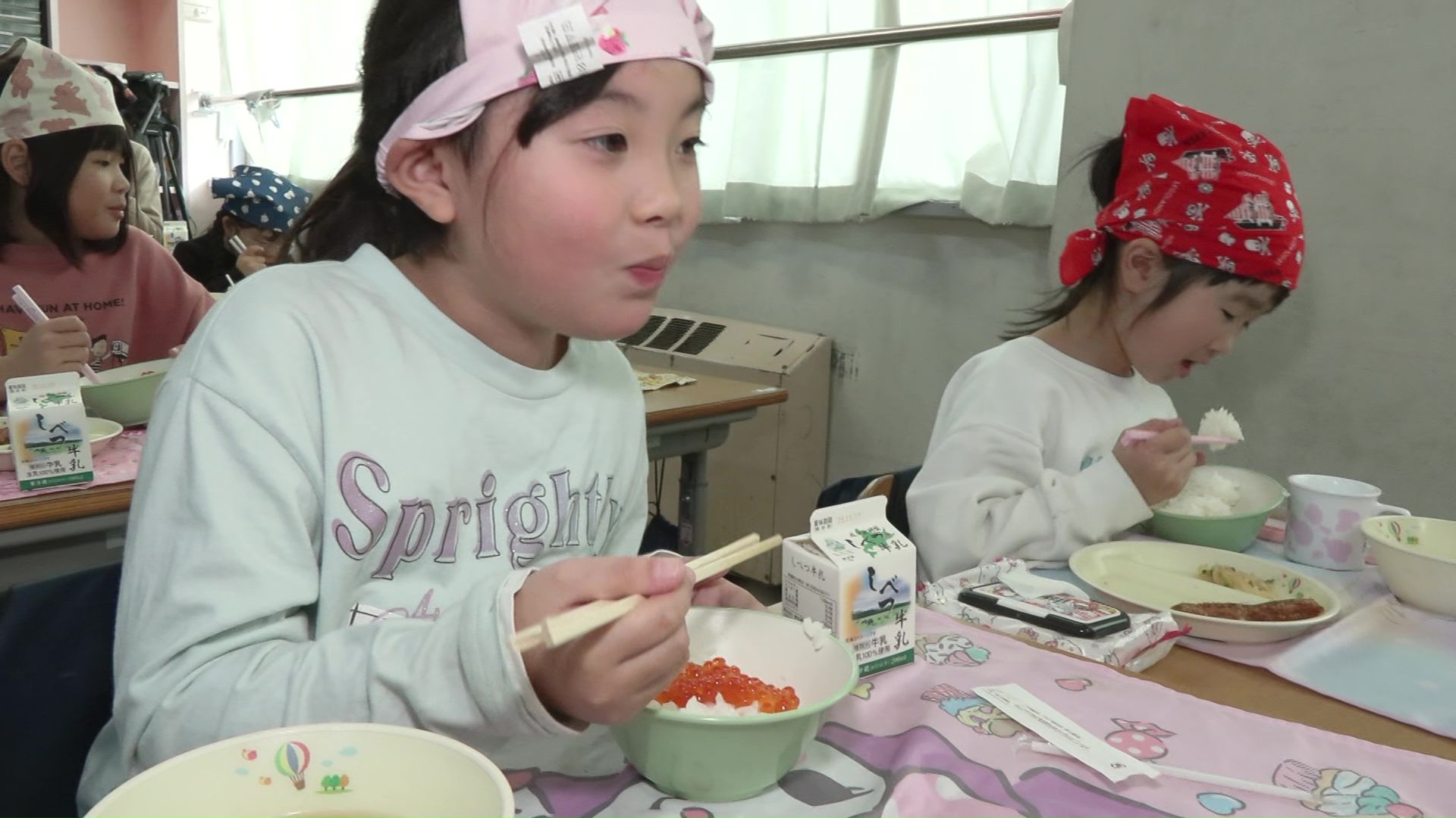 地元の味を口いっぱいに味う児童