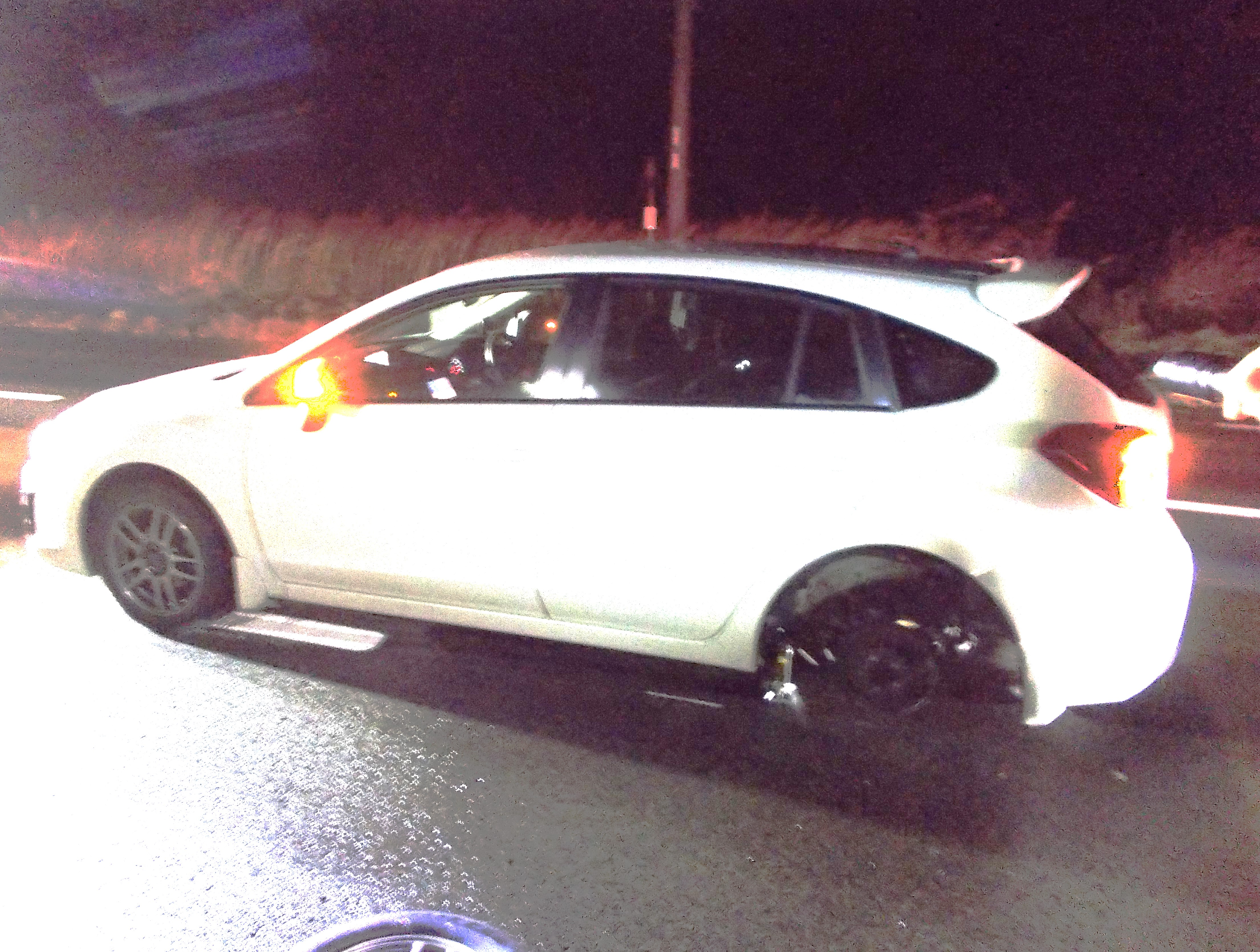 タイヤが外れた車（提供：道警）