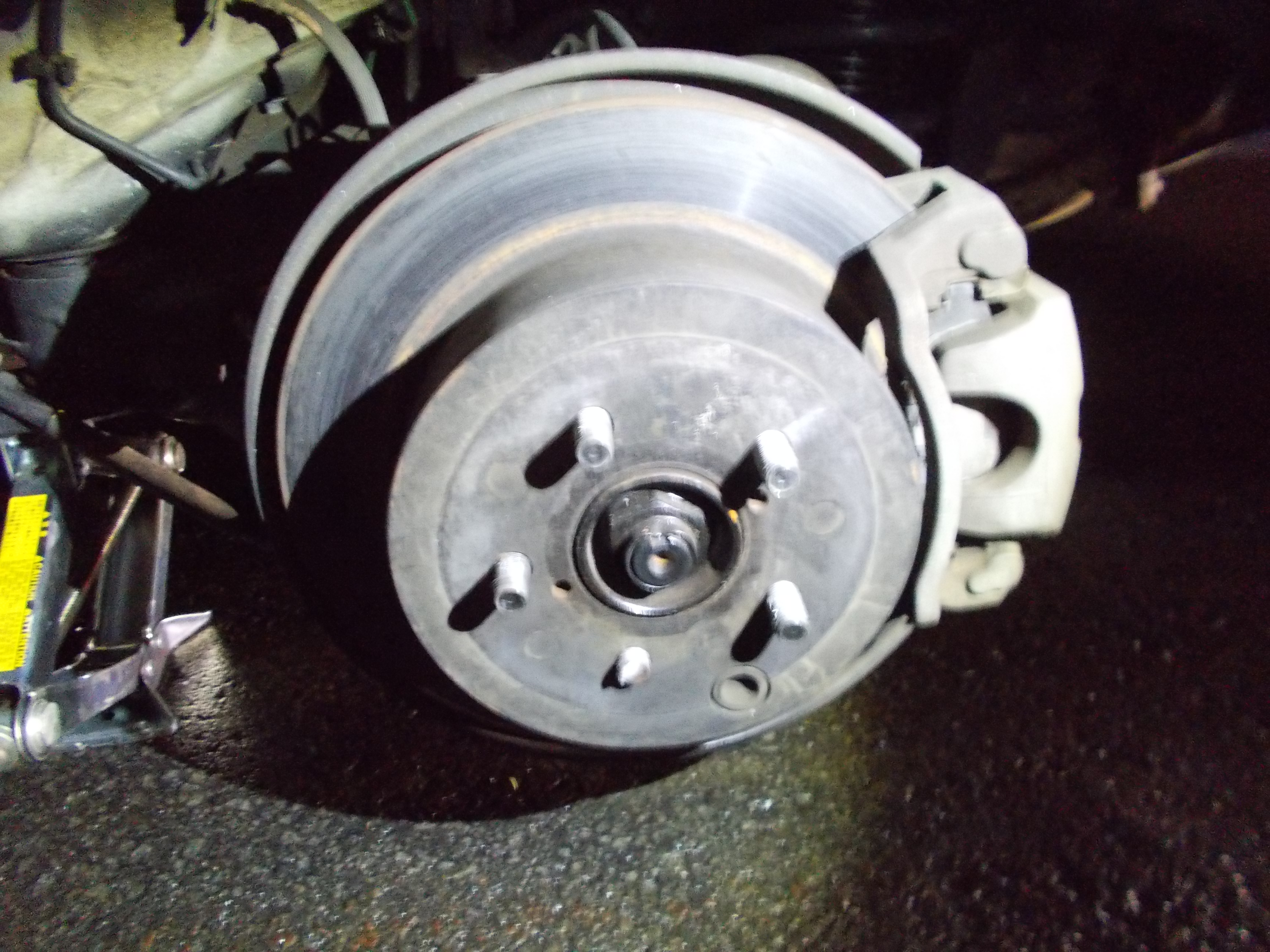 タイヤが脱落した左後輪（提供：道警）