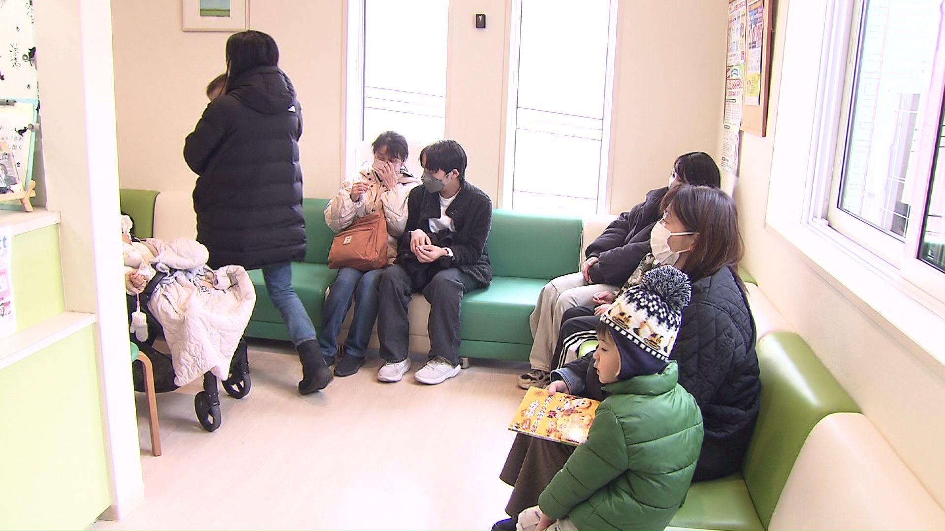 受診者で混み合う小児科医院