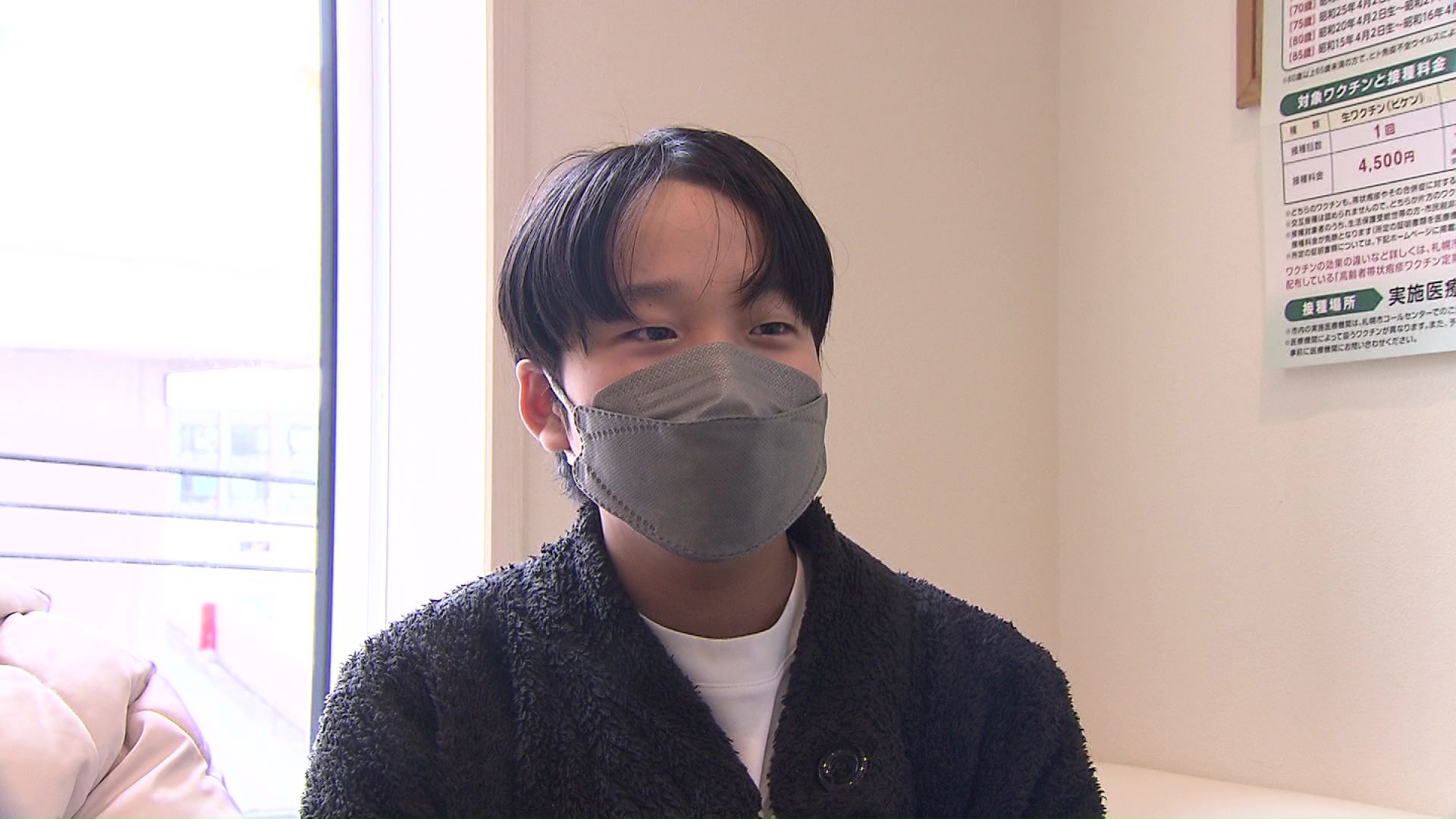 中学校では学級閉鎖も起きていると語る生徒